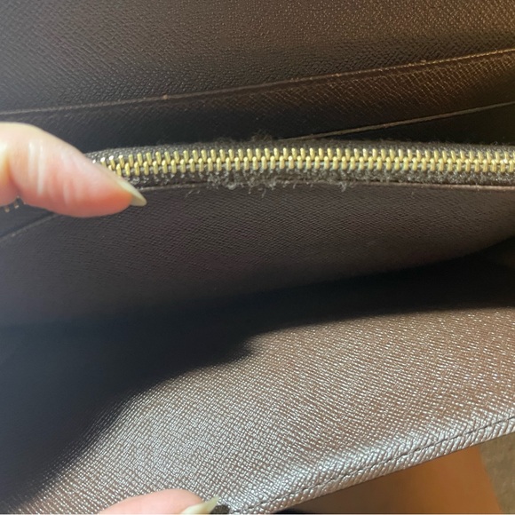 11046 Louis Damier Long Wallet in good condition, Snap not working Easy fix!! - Picture 9 of 16